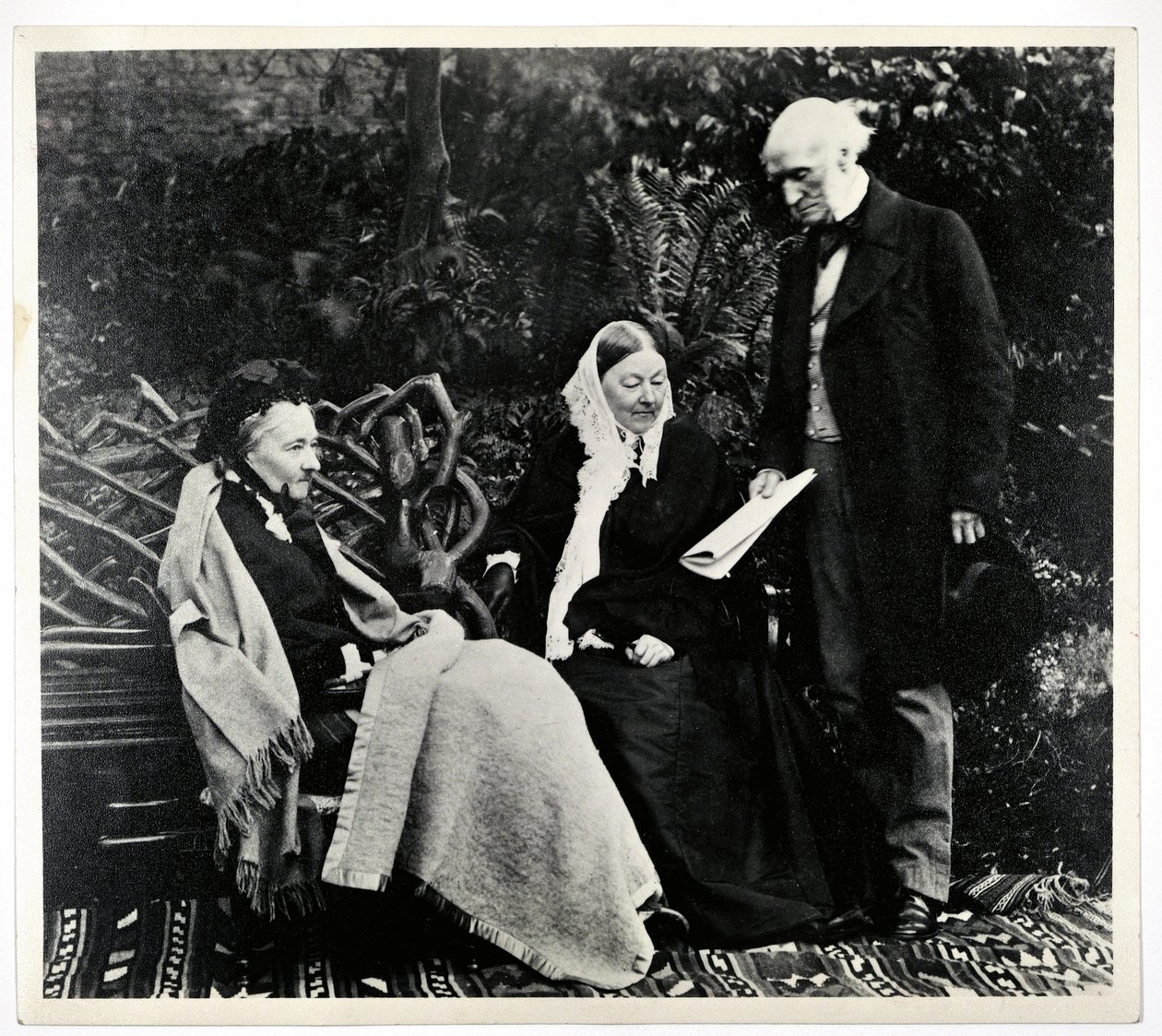 Florence Nightingale, Parthenope, Lady Verney og Sir Harry Verney i Claydon House af English Photographer