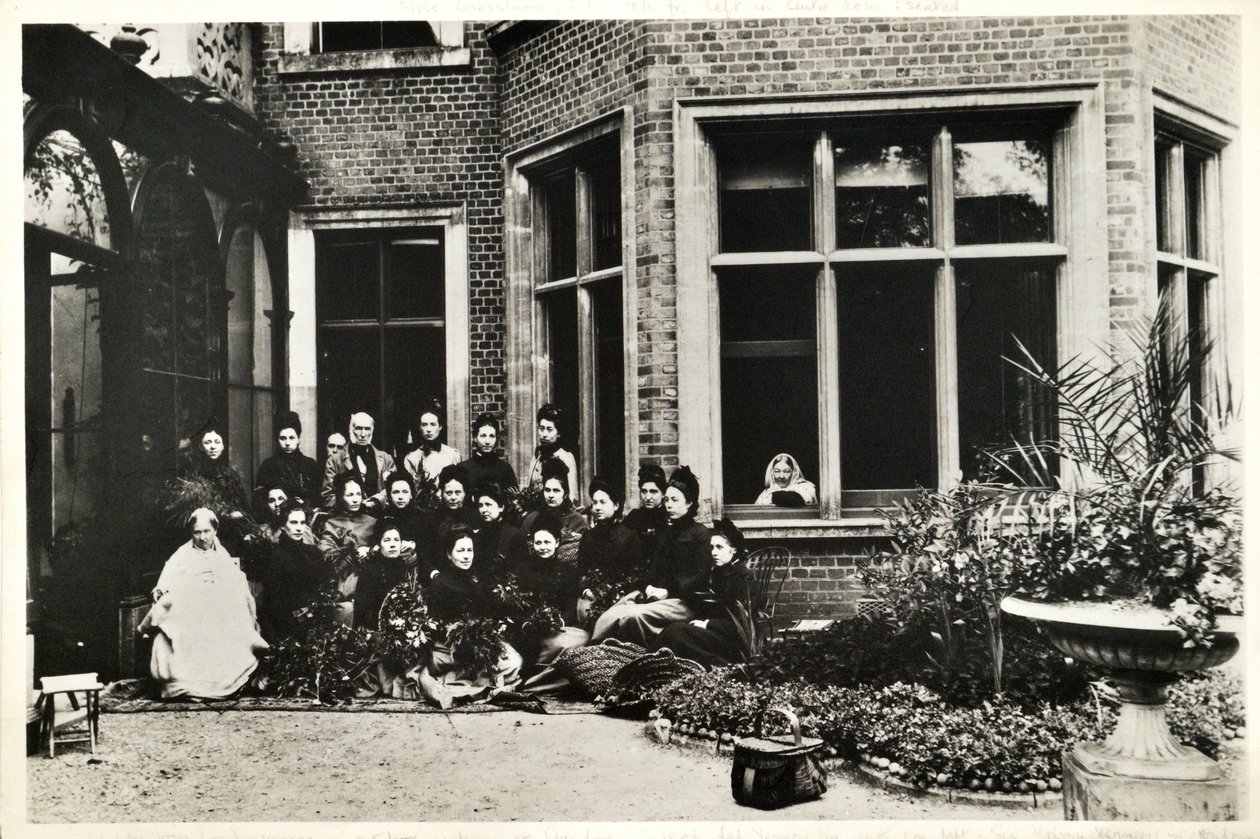 Florence Nightingale, Sir Harry og Lady Verney og Nightingale sygeplejersker på Claydon House, 1886 af English Photographer