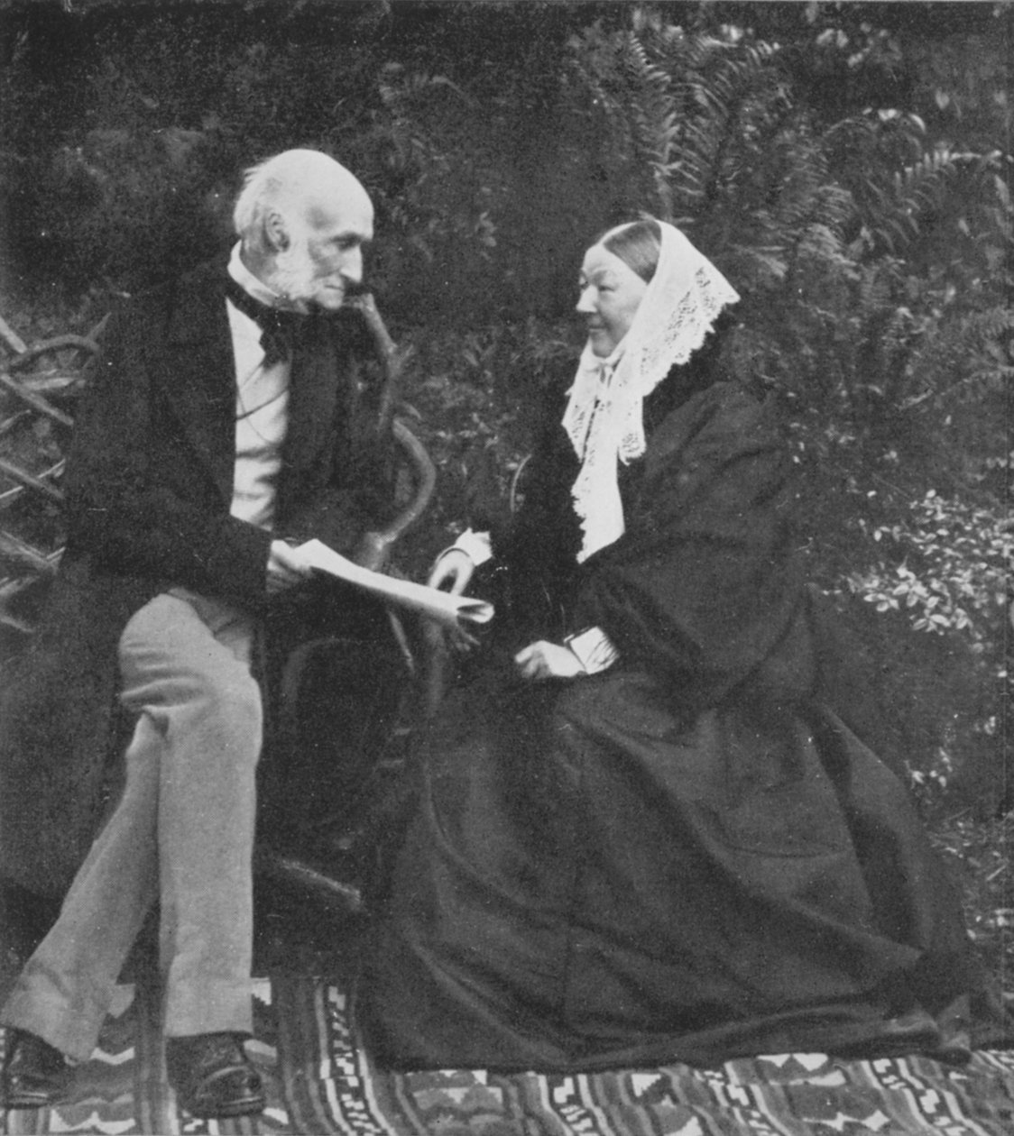 Florence Nightingale og Sir Harry Verney på græsplænen ved Claydon House, 1889 af English Photographer