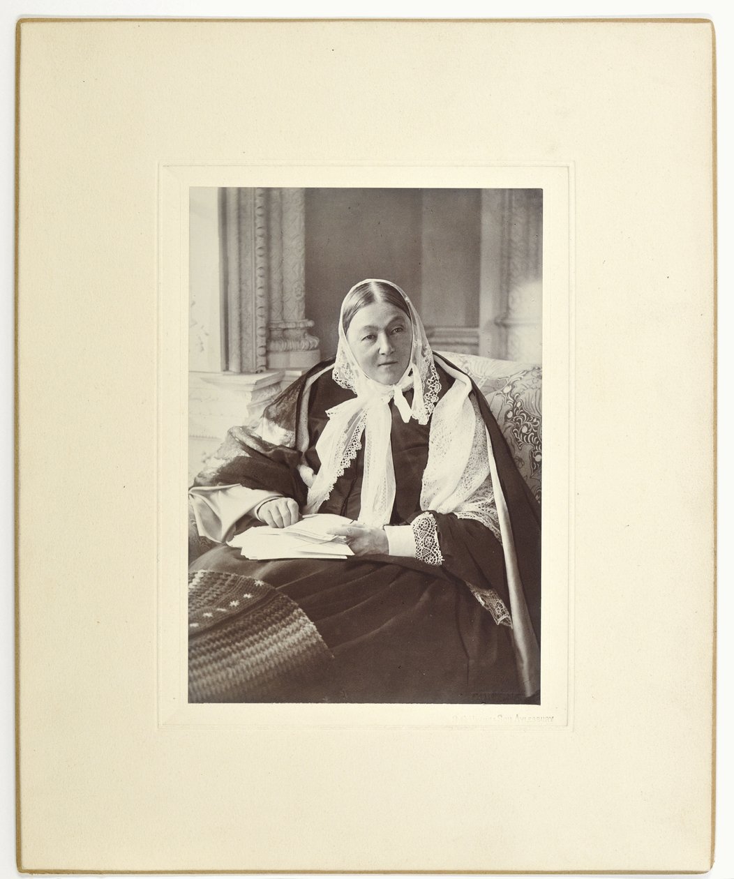 Florence Nightingale, siddende på en sofa i det blå rum i Claydon House, 1891 af English Photographer
