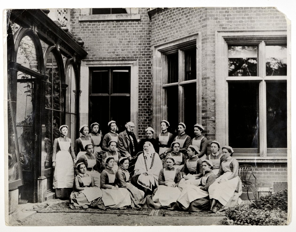 Florence Nightingale med Sir Harry Verney og Miss Crossland, i centrum af en gruppe sygeplejersker på Claydon House, 1886 af English Photographer