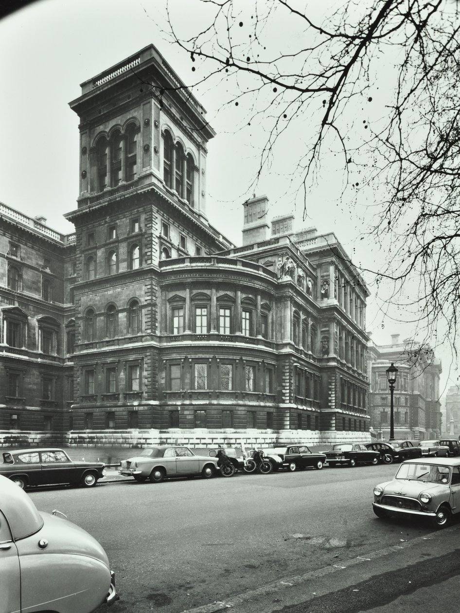 Foreign Office, Whitehall, Westminster LB: elevation til Saint James Park, 1896 af English Photographer