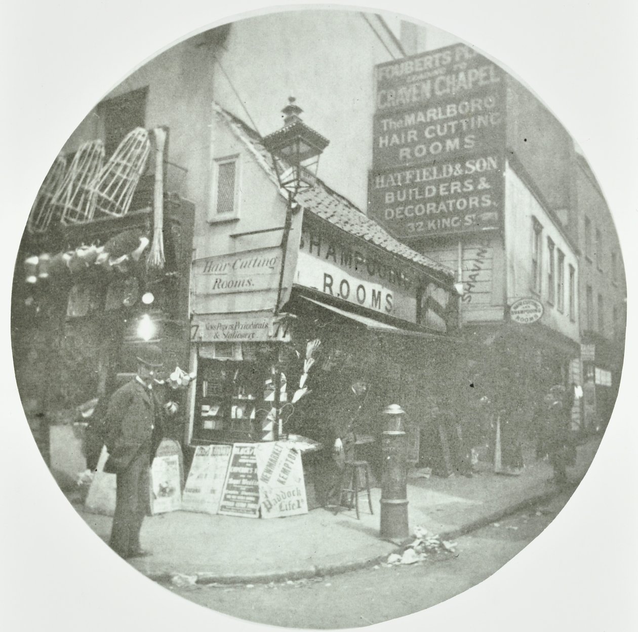Fouberts Place, Westminster LB: ved Kingly Street, 1890 af English Photographer