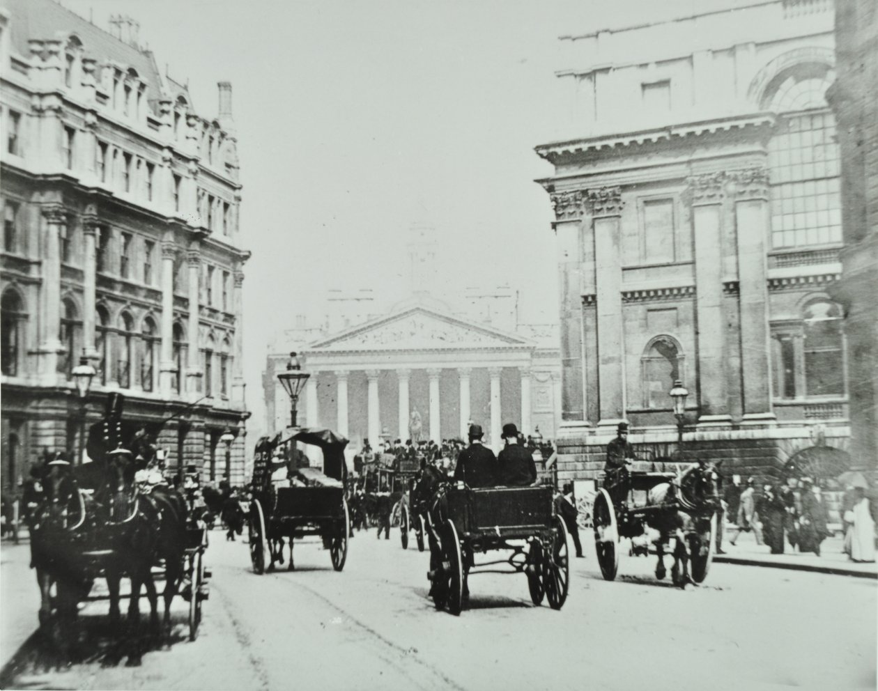 Fra Queen Victoria Street til Mansion House Street med Royal Exchange, City of London, 1895 af English Photographer