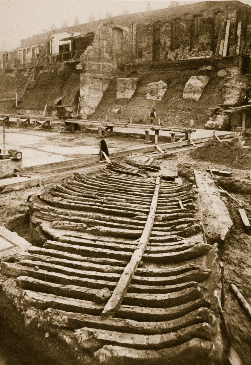 Galley, fundet på stedet for County Hall i 1910 (sepia foto) af English Photographer