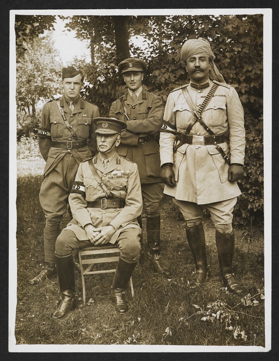 General Sir James Willcocks og hans personlige personale i haven ved hans hovedkvarter [Merville, Frankrig]. 31. juli 1915 (gelatine-sølvtryk) af English Photographer