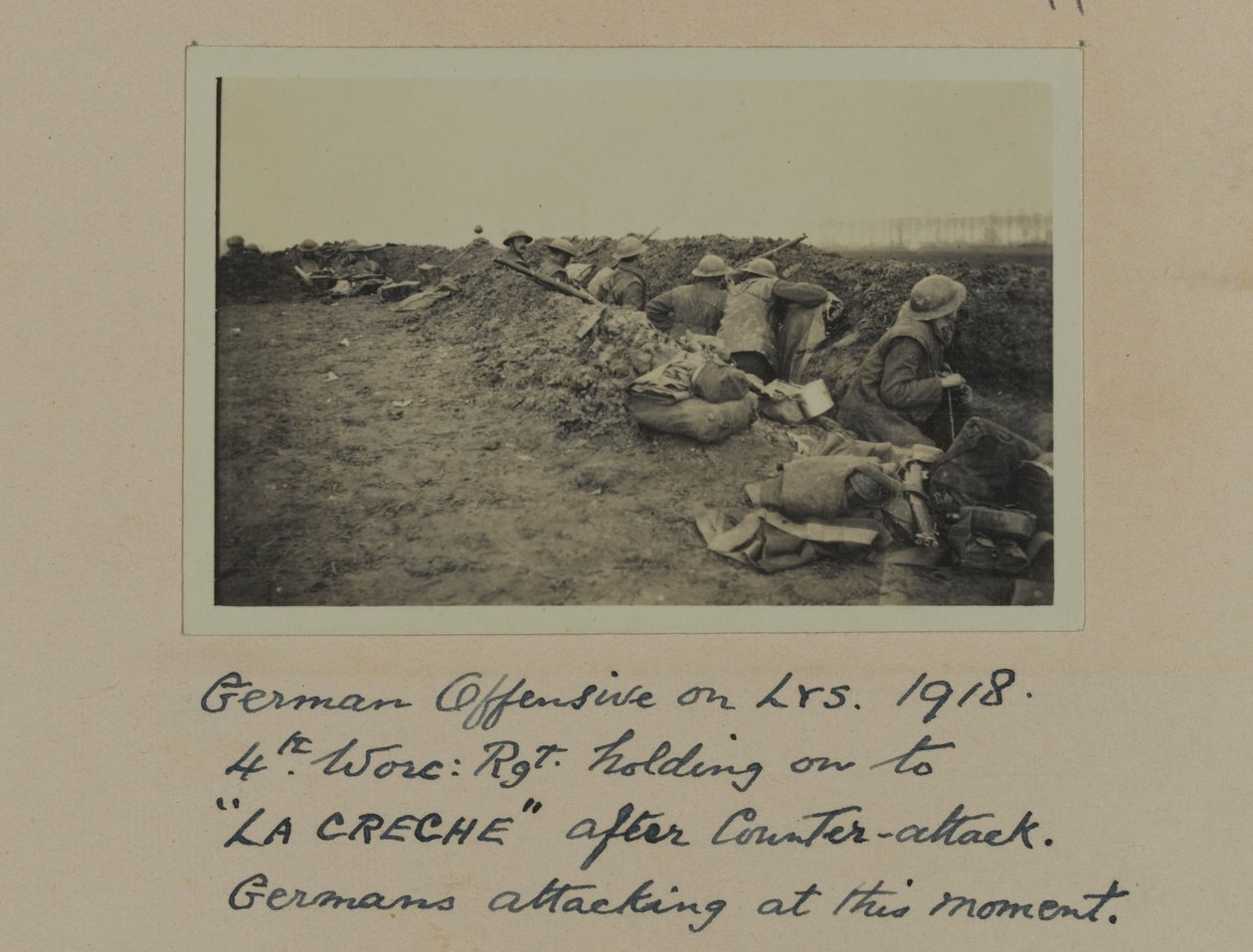 tysk Offensiv på Lys. 1918: 4., Worc: Rgt. holder fast i "La Creche" efter modangreb, tyskere angriber i dette øjeblik af English Photographer