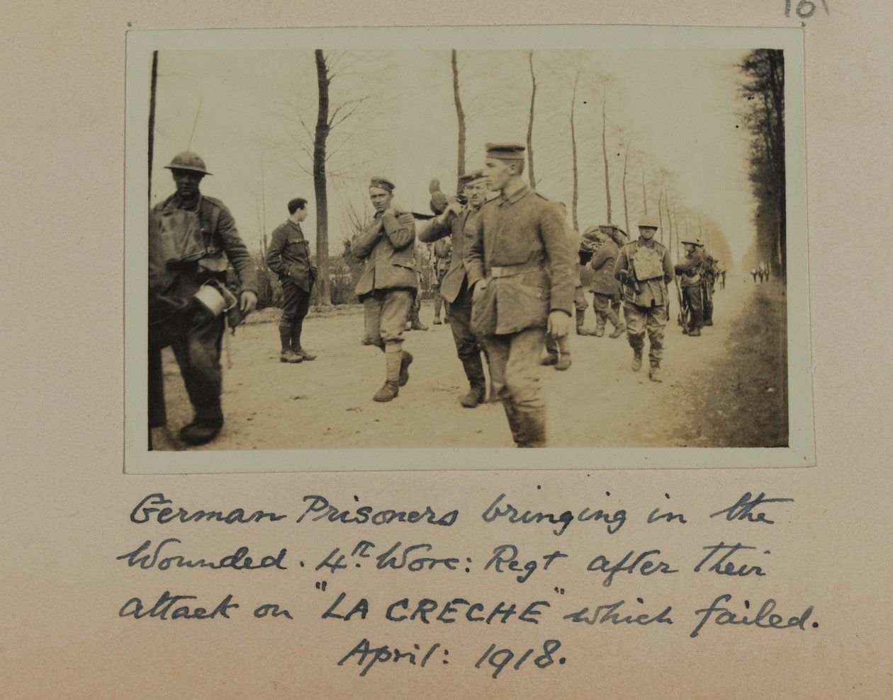 Tyske Fanger indbringer de sårede, 4., Worc: Rgt. efter deres angreb på "La Creche", som mislykkedes, april 1918 af English Photographer