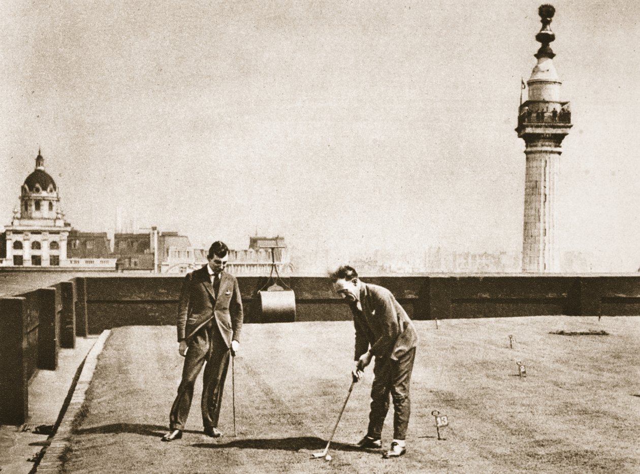 Golføvelser for kontorarbejdere på taget af Adelaide House, fra Wonderful London, udgivet 1926-27 (fotogravure) af English Photographer