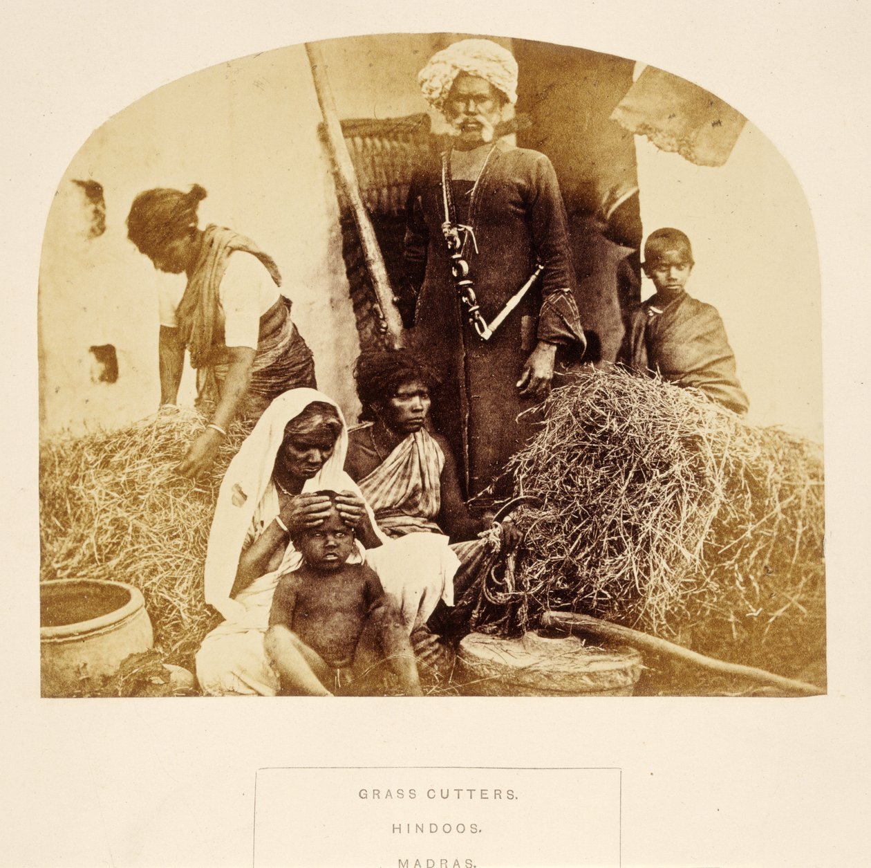 Grass Cutters, Hindoos, Madras, fra The People of India, af J. Forbes Watson, udgivet 1868 (albummet tryk) af English Photographer