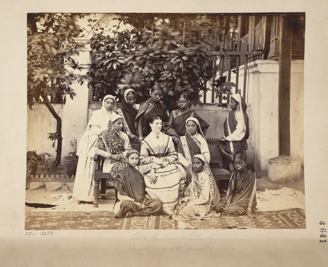 Gruppe af elskerinde og elever fra Government Normal School, Bombay af English Photographer