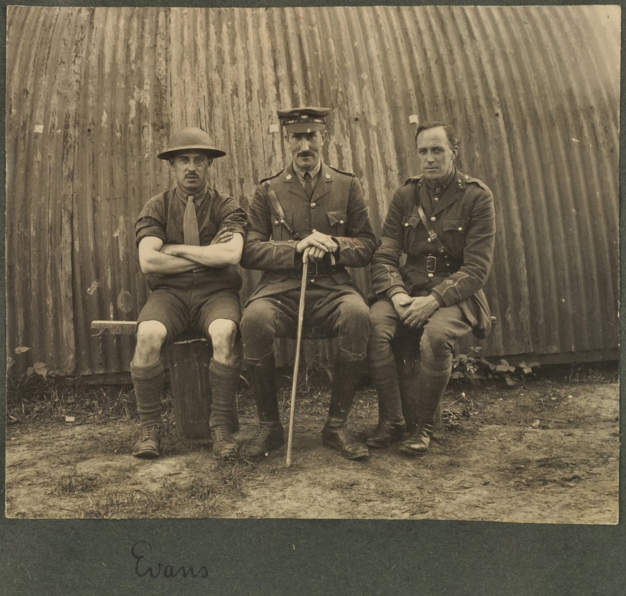 Gruppe på tre soldater uden for en Nissan-hytte, ca. 1914-18 af English Photographer