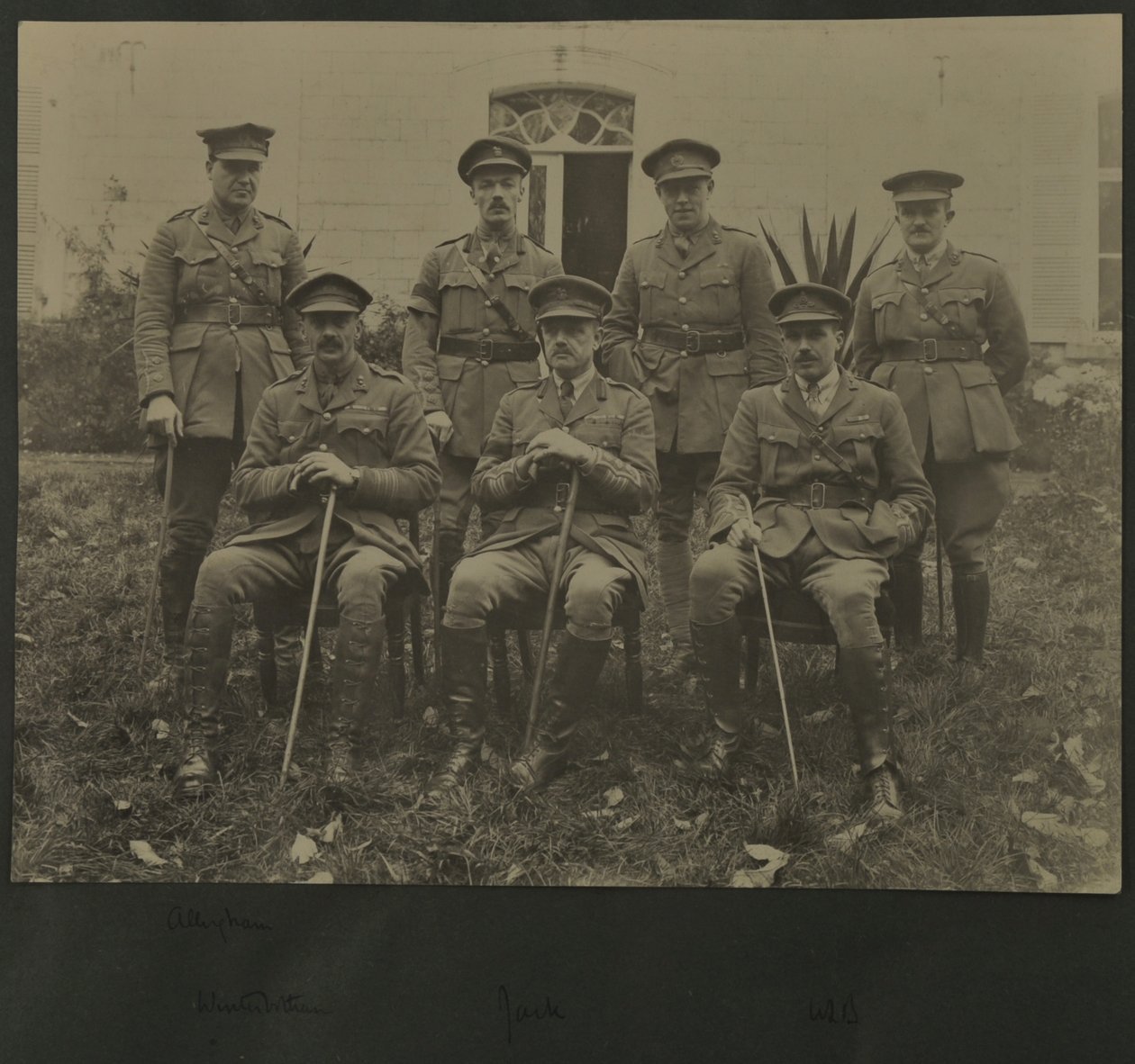 Gruppeportræt af syv mænd i militæruniform, 1914-18 af English Photographer
