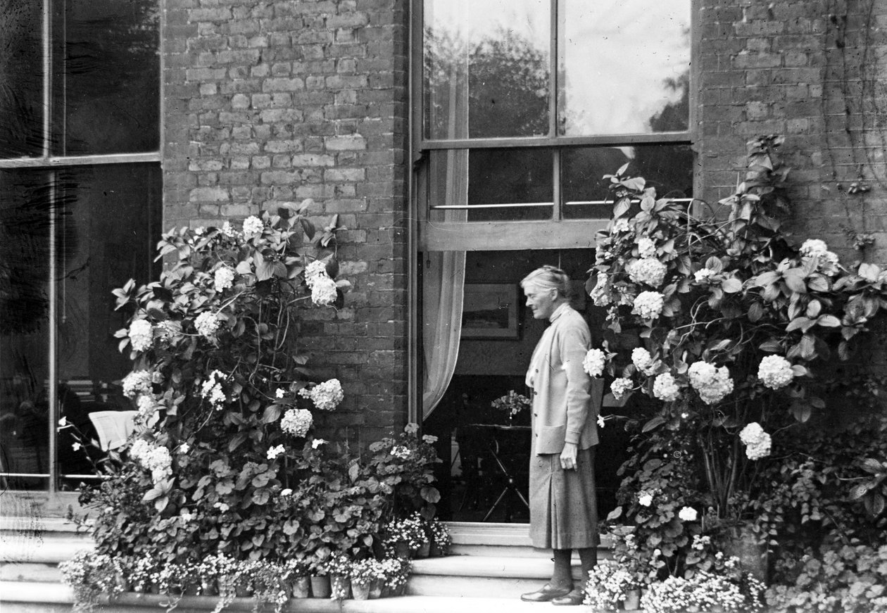 Gulielma Lister i hendes hjem, Sycamore House, Leytonstone, ca. 1930 af English Photographer