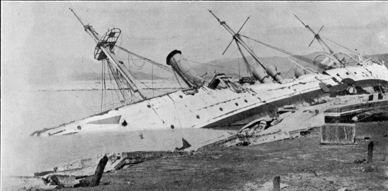 H.M Sloop Phoenix drevet i land af Hong Kong Typhoon, illustration fra The Graphic, 27. oktober 1906 af English Photographer