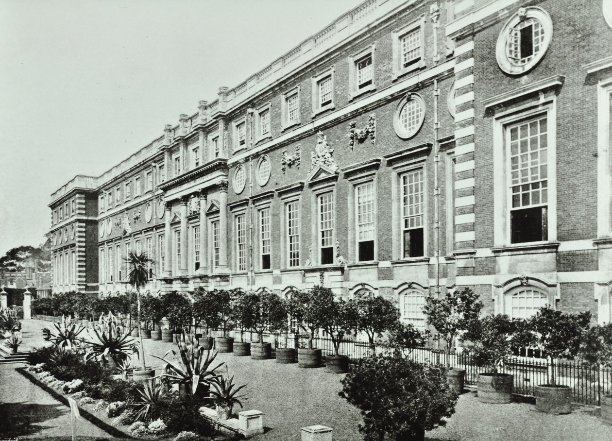 Hampton Court Palace, Hampton Court Road, Richmond: The Terrace, Wrens Court, 1896 af English Photographer