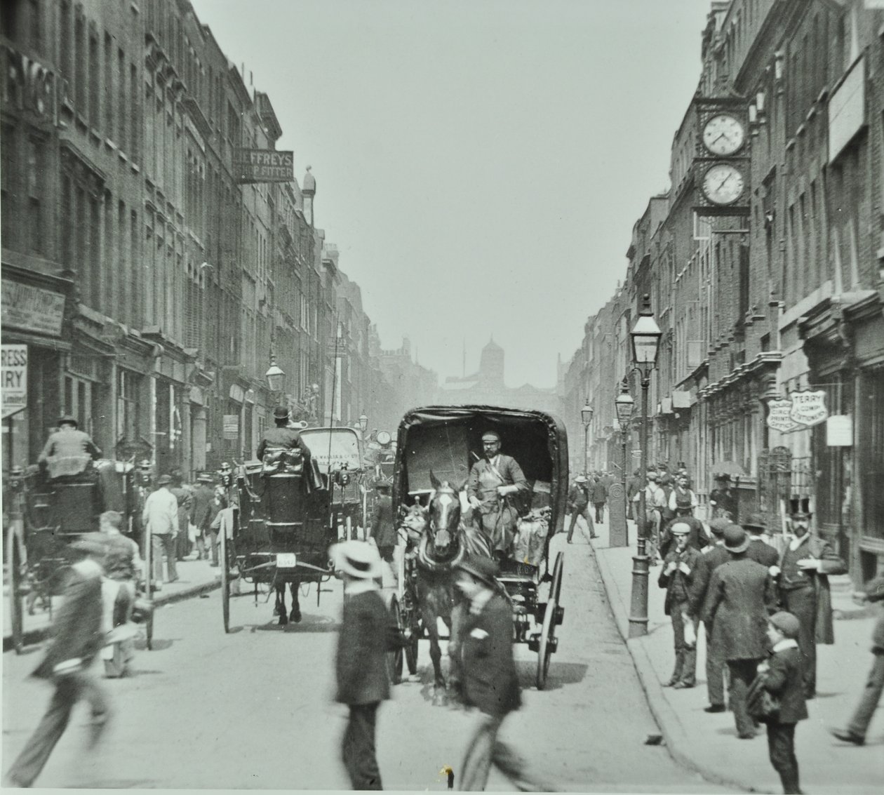 Hatton Garden: ser mod nord fra Holborn Circus, London, 1895 af English Photographer
