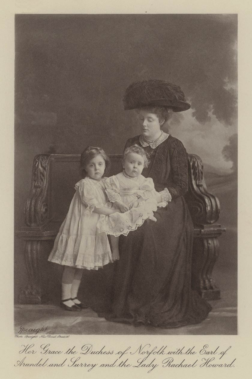 Hendes Nåde hertuginden af Norfolk med jarlen af Arundel og Surrey og Lady Rachael Howard (s/h-foto) af English Photographer