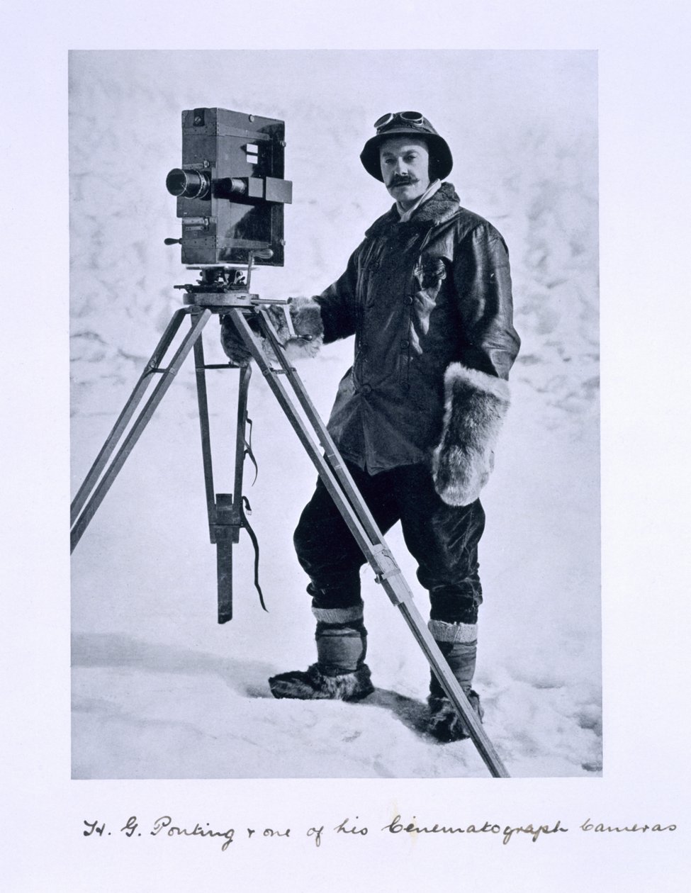 Herbert Ponting (1870-1935) med et kinematografisk kamera på Terra Nova-ekspeditionen (1910-13) til Sydpolen ledet af kaptajn Scott, 1910-12 af English Photographer