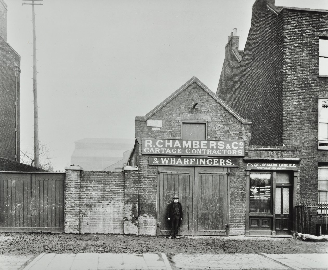 High Street, North Woolwich; senere Pier Road, 1899 af English Photographer
