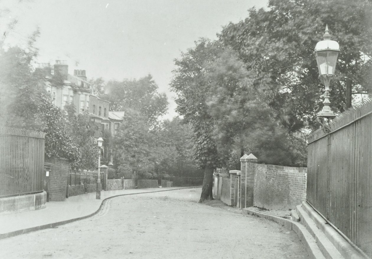 Highgate Archway: østlig tilgang med gammel lampe fastgjort til rækværk, 1896 af English Photographer