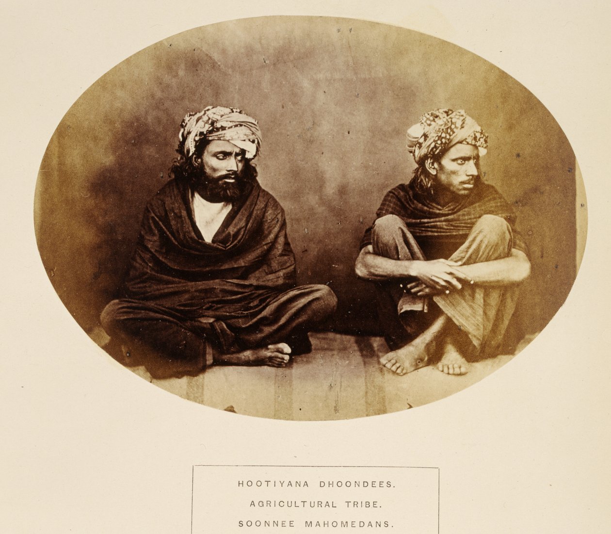 Hootiyana Dhoondees, Agricultural Tribe, Soonnee Mahomedans, Mooltan, fra The People of India, af J. Forbes Watson, udgivet i 1868 (albumenprint) af English Photographer