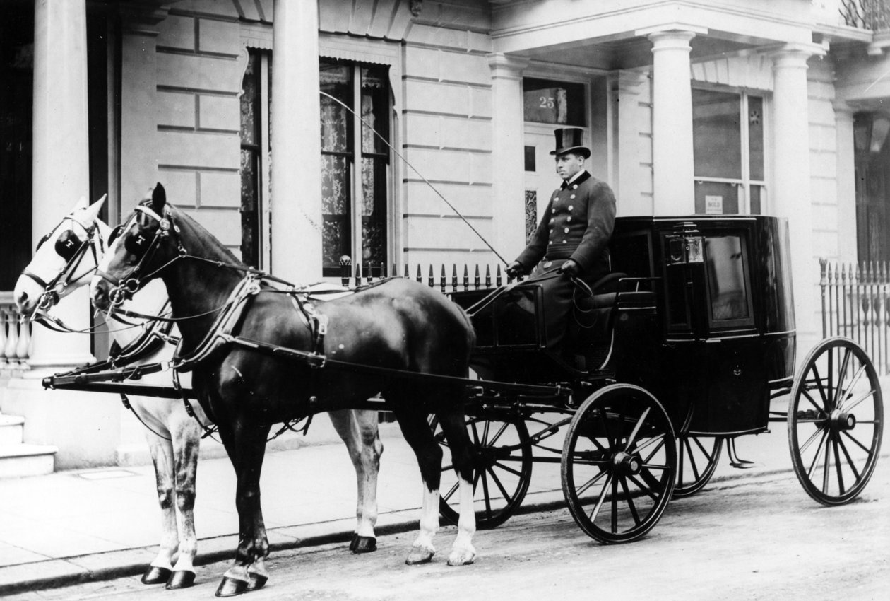 Hestevogn uden for 24 Gloucester Square, Hyde Park, London, ca. 1890 af English Photographer