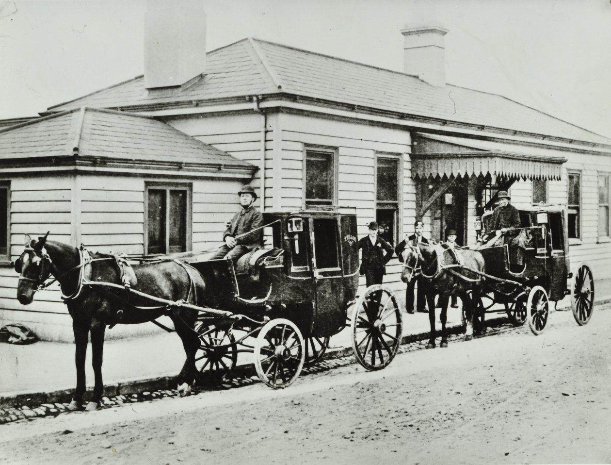 Hestetrukne førerhuse ved Westbourne Park Station, 1885 af English Photographer