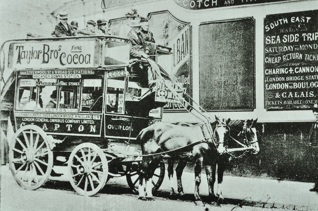 Hestetrukket omnibus med passagerer, 1899 af English Photographer