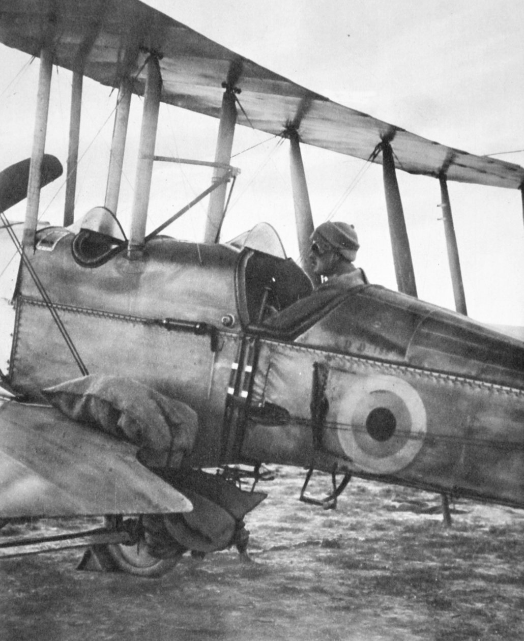 Hvordan Kut Garrison blev fodret med flyvemaskine: klar til flyvning med poser korn, fra The Illustrated War News, 21. juni 1916 af English Photographer