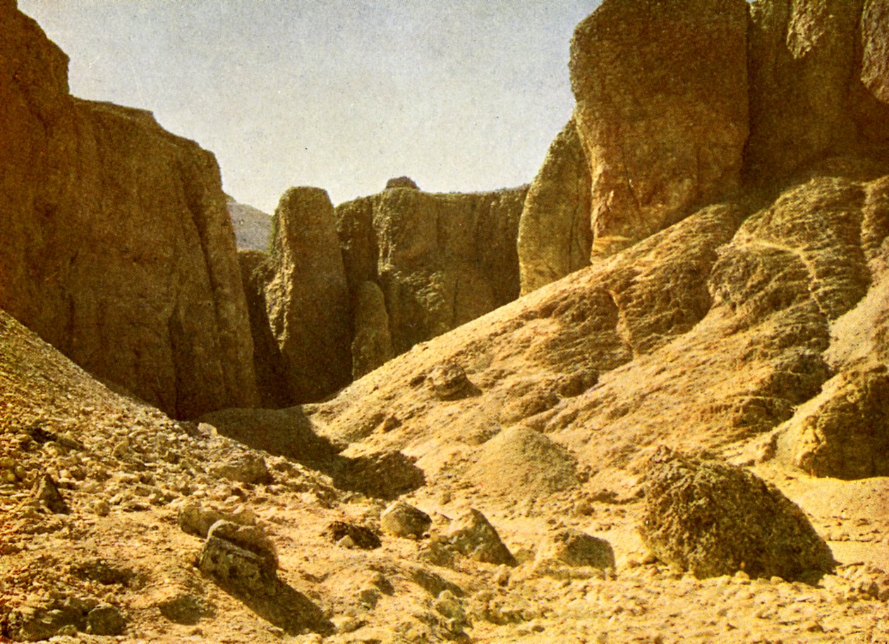 I dalen af de kongelige grave, Egypten. af English Photographer