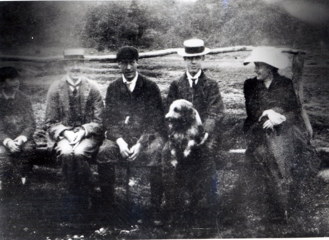 James og Lytton Strachey med Thoby, Adrian og Virginia Stephen i Fritham, Hampshire, 1901 af English Photographer