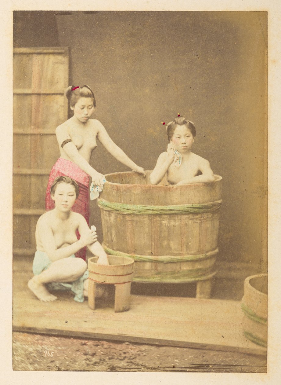 [japansk] Piger bader, Studio-tableau af tre halvnøgne unge japanske kvinder, poseret i og omkring et cirkulært træbadekar,  Fotograf: Ukendt  Lucas Collection: Fotografisk optagelse af Charles James og Morton P, Lucas