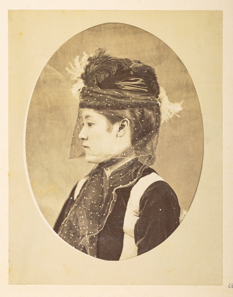 Japansk kvinde i europæisk kjole, Ovalt billede; hoved-og-skuldre venstre profilportræt af en ung japansk kvinde i europæisk kjole, med hat og slør,     Fotograf: Ukendt  Lucas Collection: Fotografisk optagelse af Charles James og Charles James