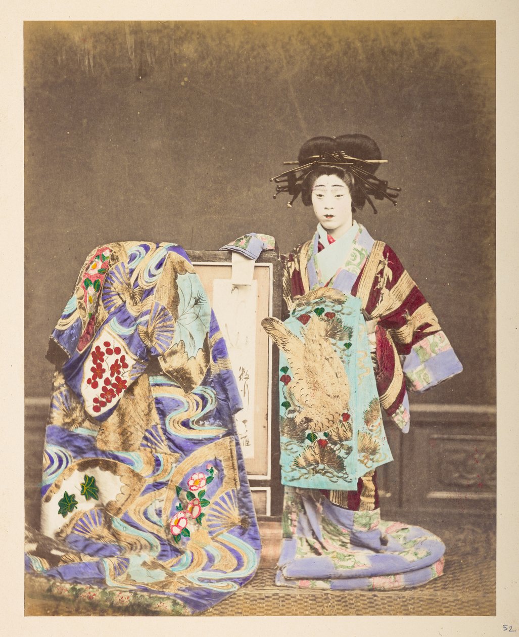 Japansk kvinde i traditionel kjole, ] Stående studieportræt i fuld længde af en kvinde iført et kunstfærdigt kostume og frisure, med en anden kappe draperet over rammen ved siden af hende,  Fotograf: Ukendt  Lucas Collection: Fotografisk optegnelse af w af English Photographer