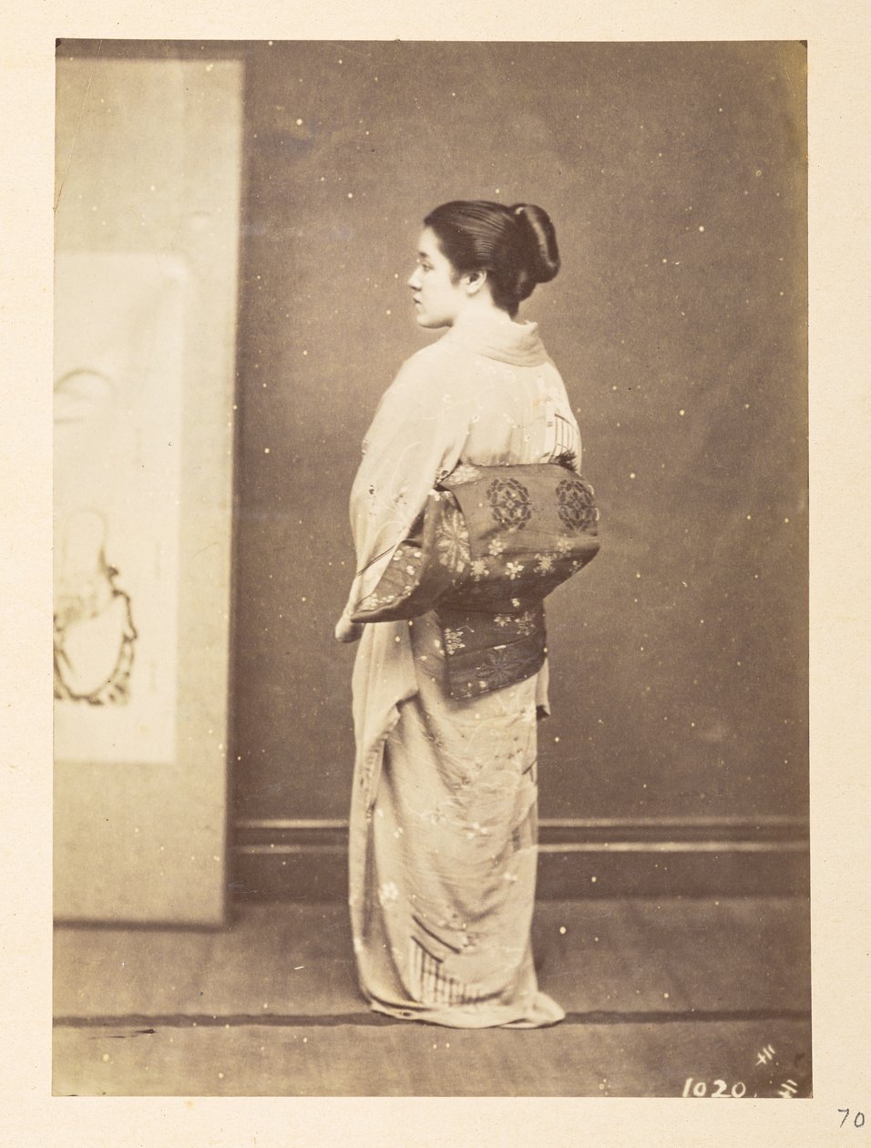 Japansk kvinde i traditionel kjole, Fotograf: Ukendt  Lucas Collection: Fotografisk optagelse af Charles James og Morton P, Lucas