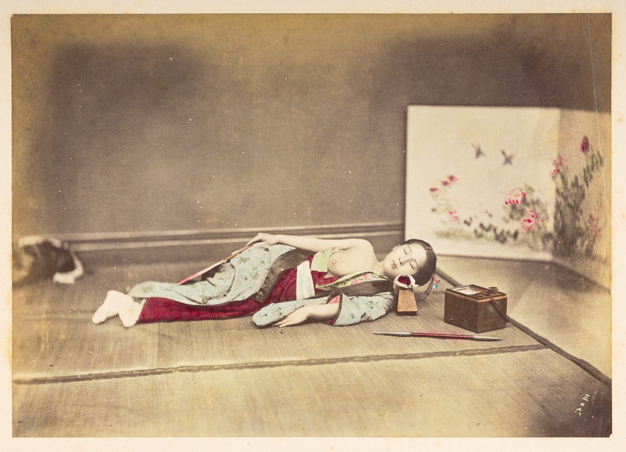 Japansk kvinde sover,   Studieportræt af en ung japansk kvinde sover, det ene bryst blottet og med hovedet hvilende på en træpude,  Fotograf: Ukendt  Lucas Collection: Fotografisk optagelse af Charles James og Morton Ps verdensturné, af English Photographer