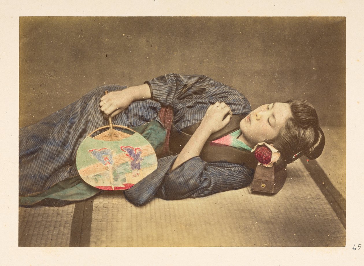 Japansk kvinde sover, Tre-kvart længde studieportræt af en ung japansk kvinde, der sover, holder en vifte i højre hånd og med hovedet hvilende på en træpude,   Fotograf: Ukendt  Lucas Collection: Fotografisk optegnelse over verden t af English Photographer