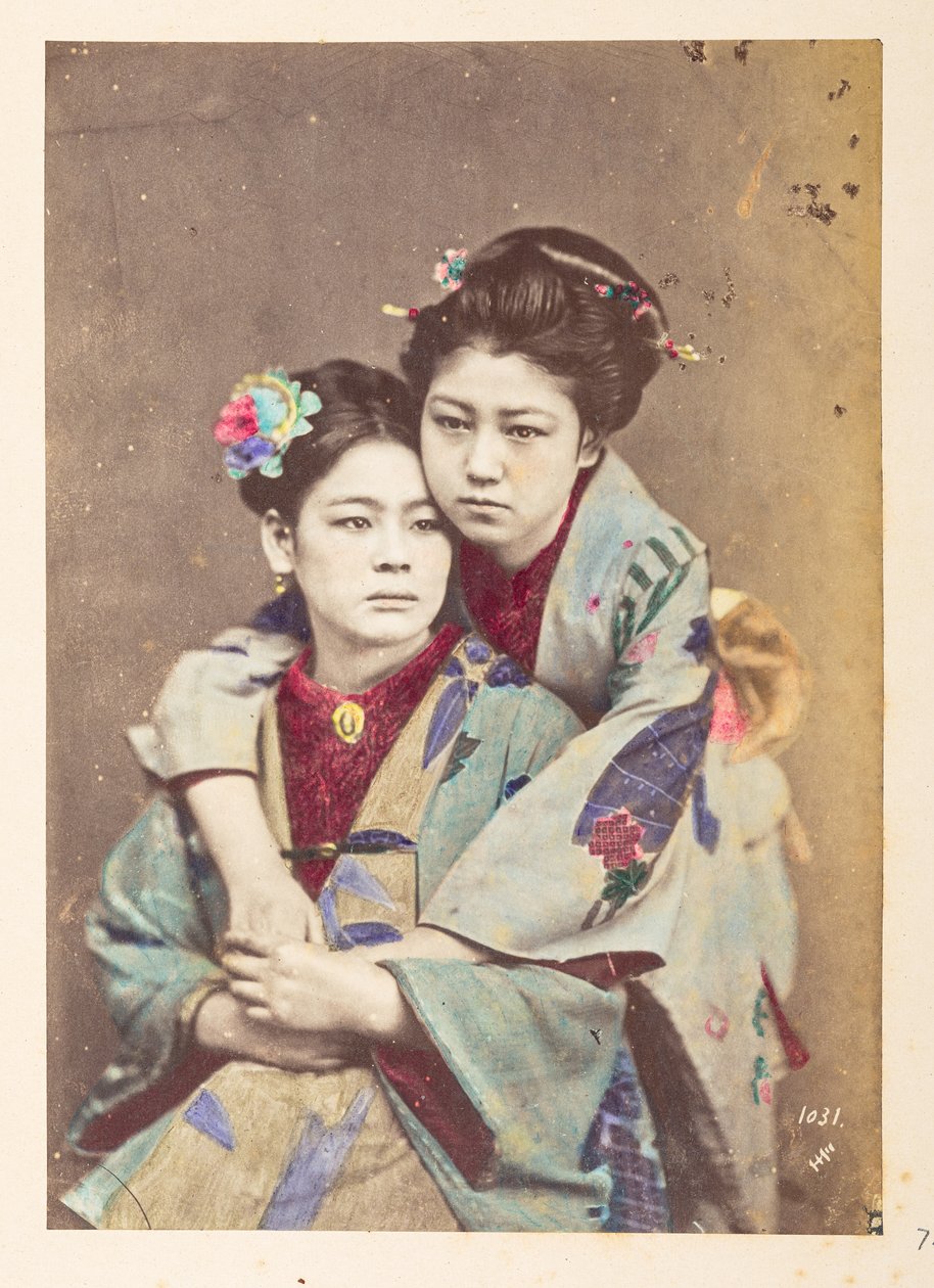 Japanske kvinder i traditionel kjole, Trekvart længde portræt af to unge kvinder, den ene siddende, den anden lænet over hendes skulder med armene omkring hende,  Fotograf: Ukendt  Lucas Collection: Fotografisk optagelse af Charles Jas verdensturné af English Photographer