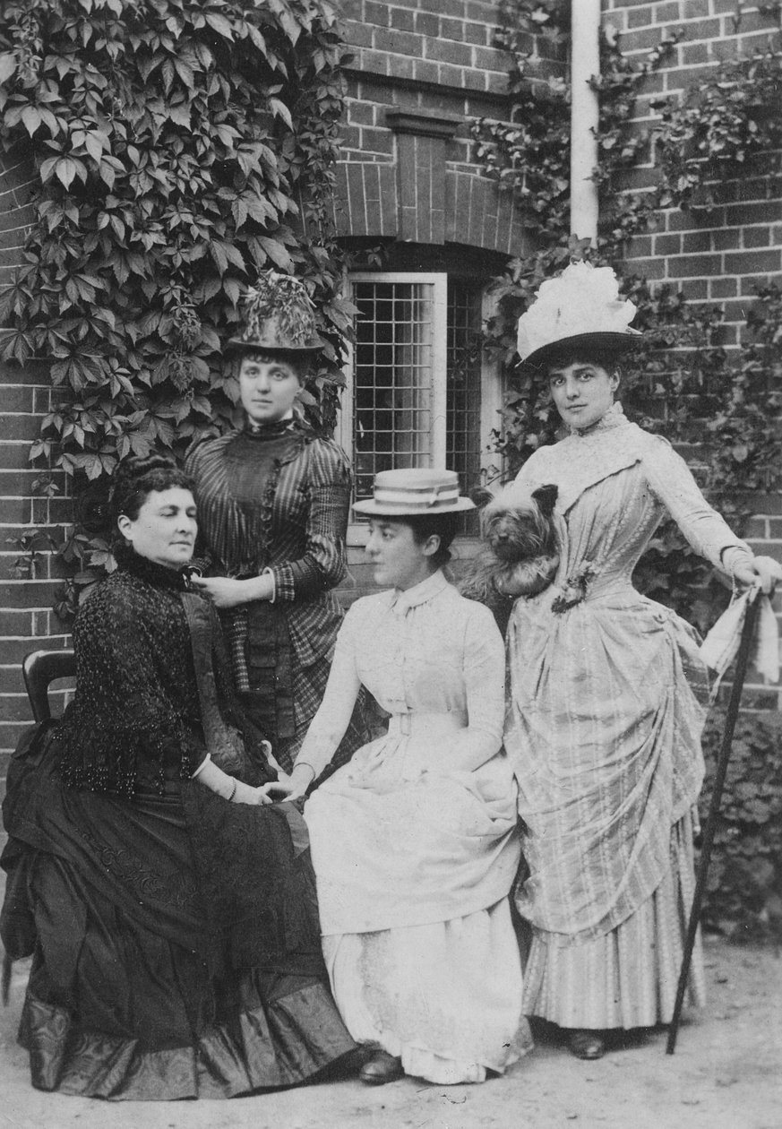 Jennie Jerome, senere Lady Randolph Churchill, med sin mor og sine søstre (sort foto) af English Photographer