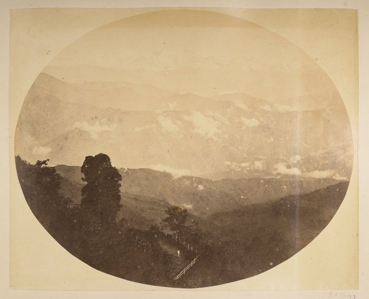 Kanchenjunga fra bakken nær rådhuset, [Darjeeling]. Udsigt over Darjeeling fra 1870