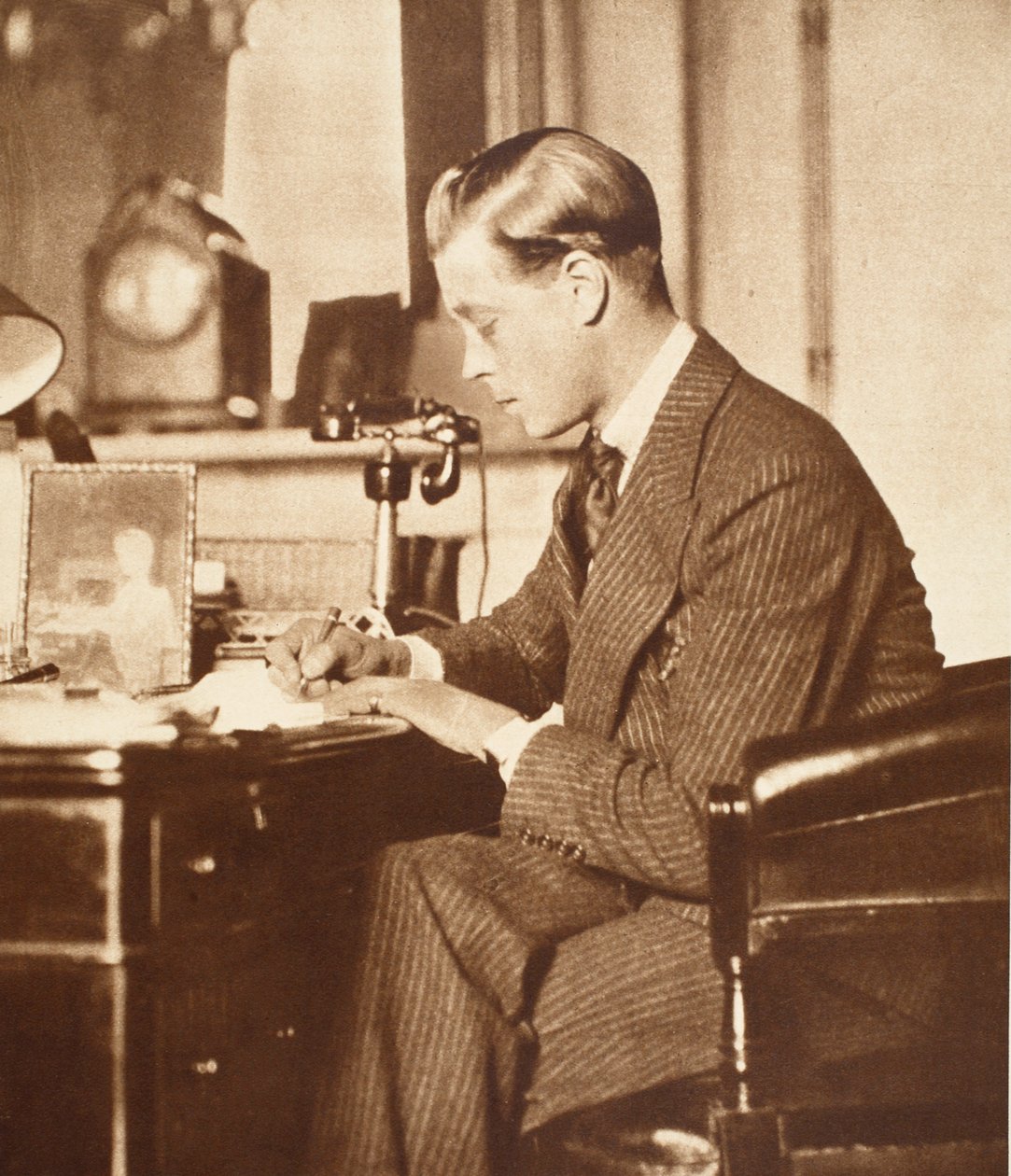 Kong Edward VIII ved sit skrivebord i St. James