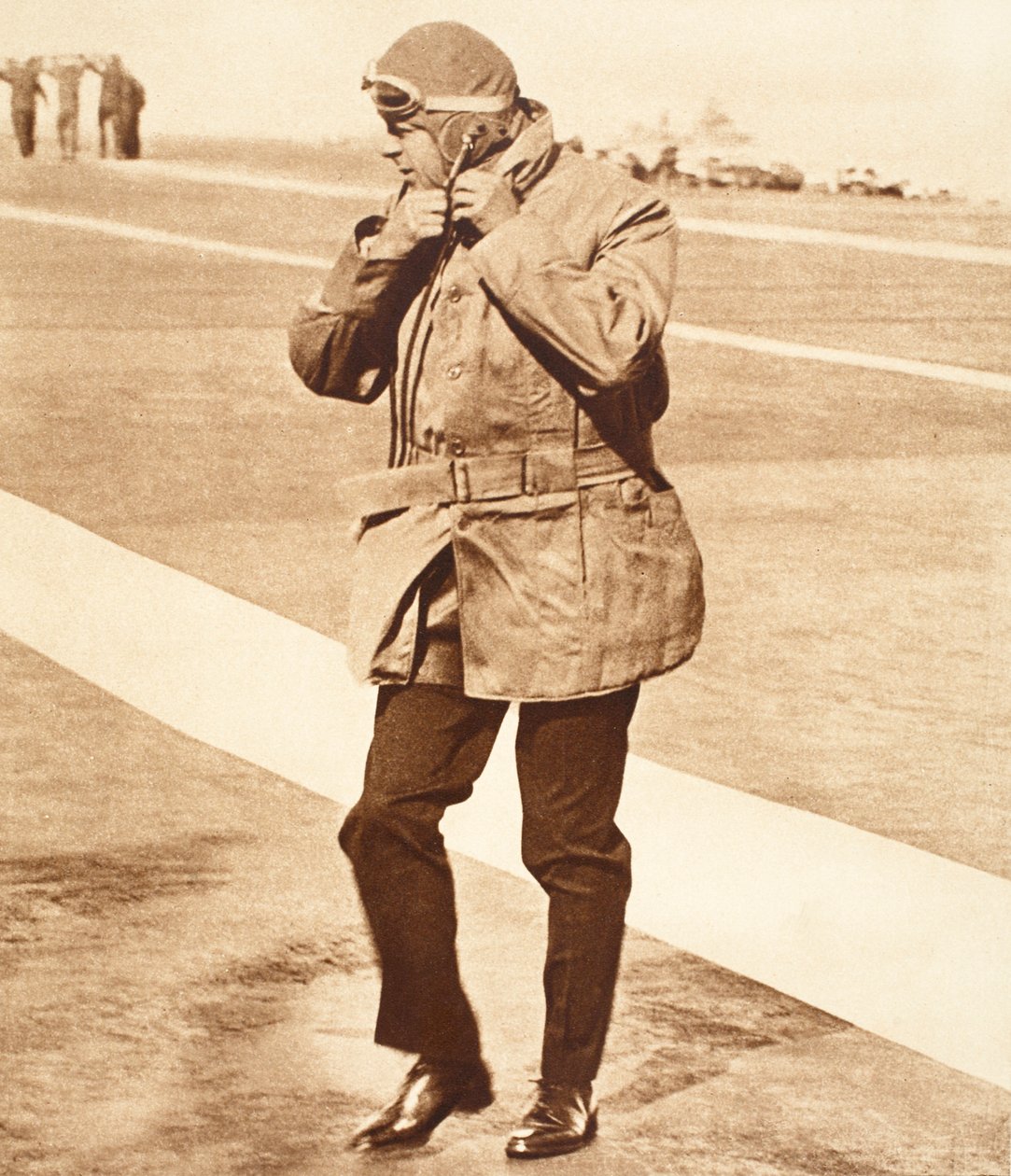 Kong Edward VIII lander i Weymouth efter en flyvning fra H.M.S. Modig af English Photographer