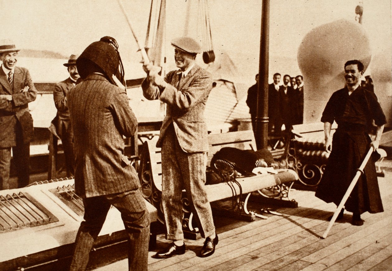 Kong Edward VIII tester en japansk fægtehjelm, 1922 af English Photographer