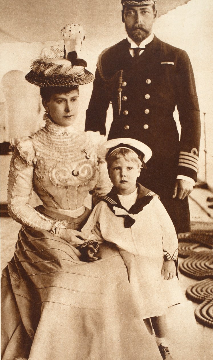 Kong George V, Queen Mary og deres søn Edward VIII, ombord på H.M.S. Halvmåne, ca. 1899 af English Photographer