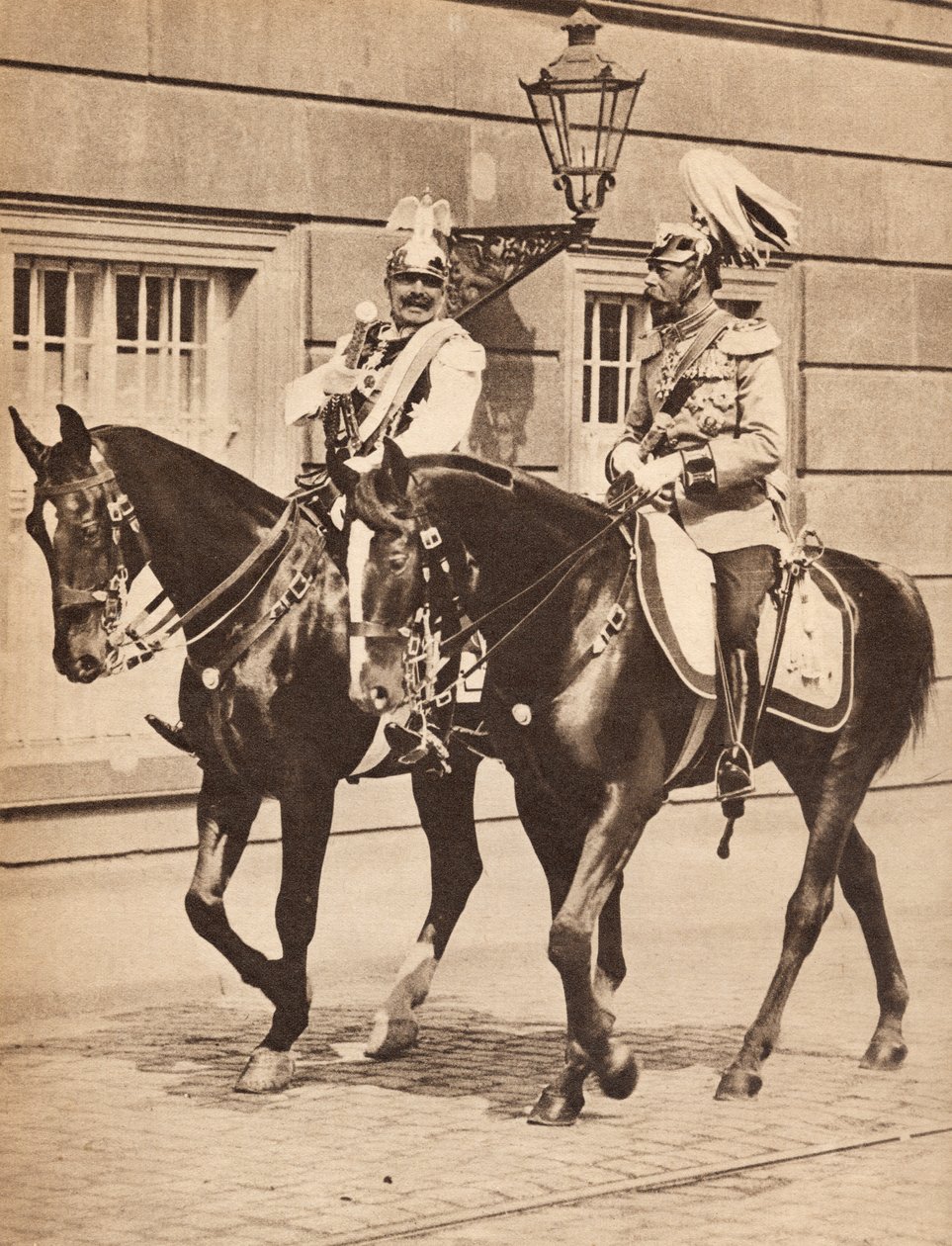 Kong George V og Kaiser Wilhelm II forlod Potsdam for at overvære en gennemgang af tropperne i 1913, illustration fra 