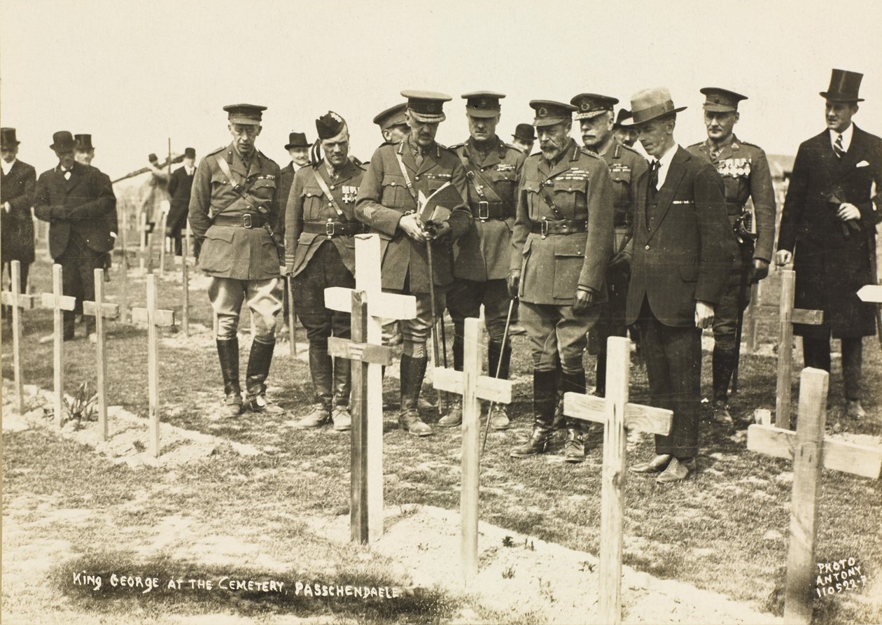 Kong George V på kirkegården, Passchendaele af English Photographer