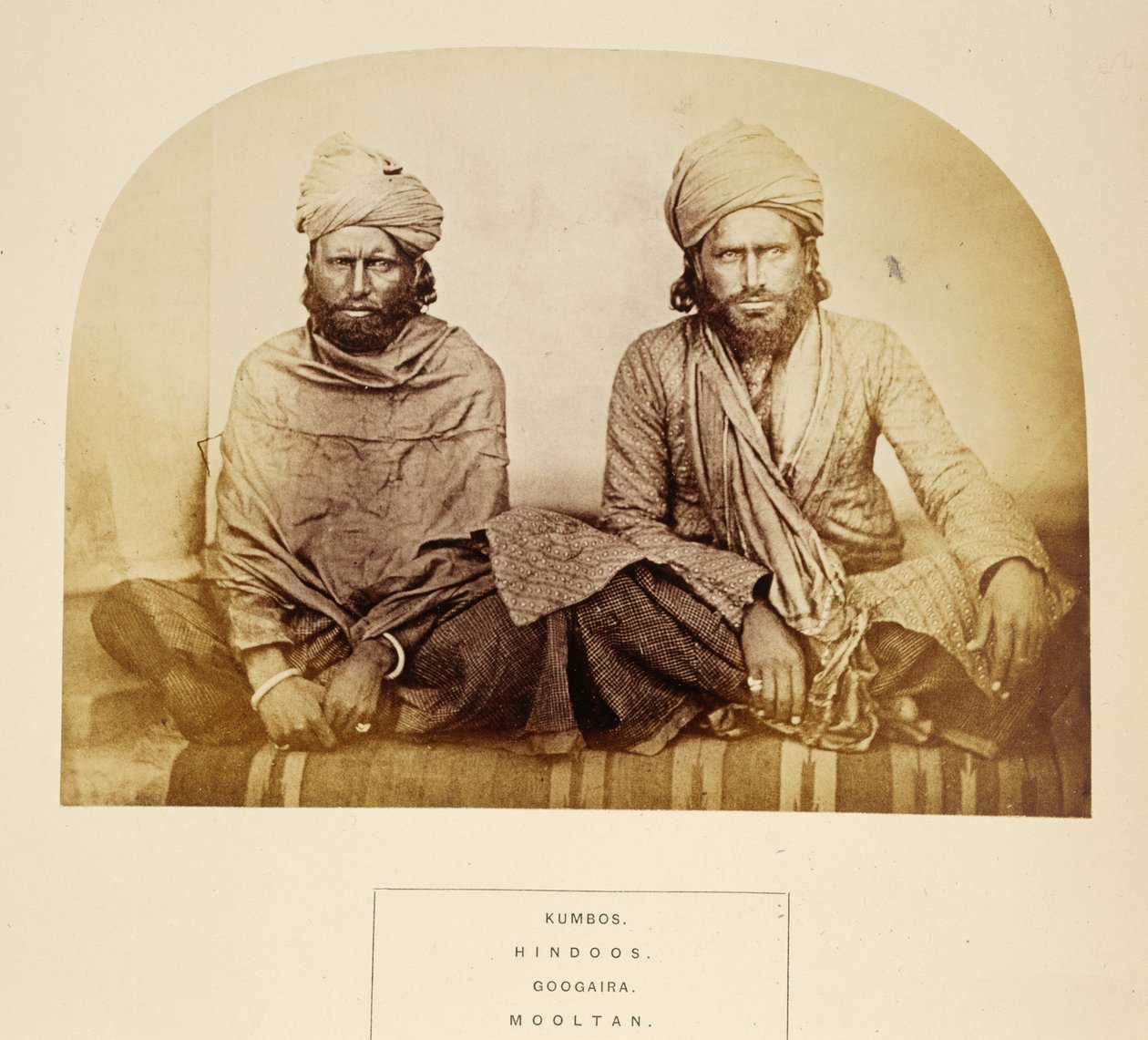 Kumbos, Hindoos, Googaira, Mooltan, fra The People of India, af J. Forbes Watson, udgivet 1868 (albummet tryk) af English Photographer