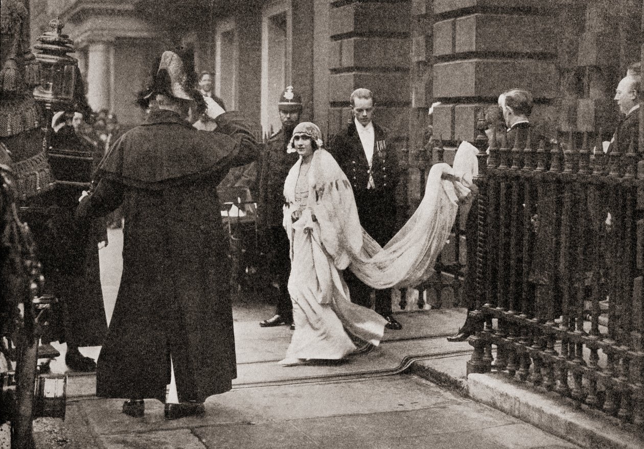 Lady Elizabeth Bowes Lyon på vej til sit bryllup den 26. april 1923 med H.R.H. Hertugen af York, senere kong George VI, fra The Story of Twenty Five Years, udgivet 1935 af English Photographer