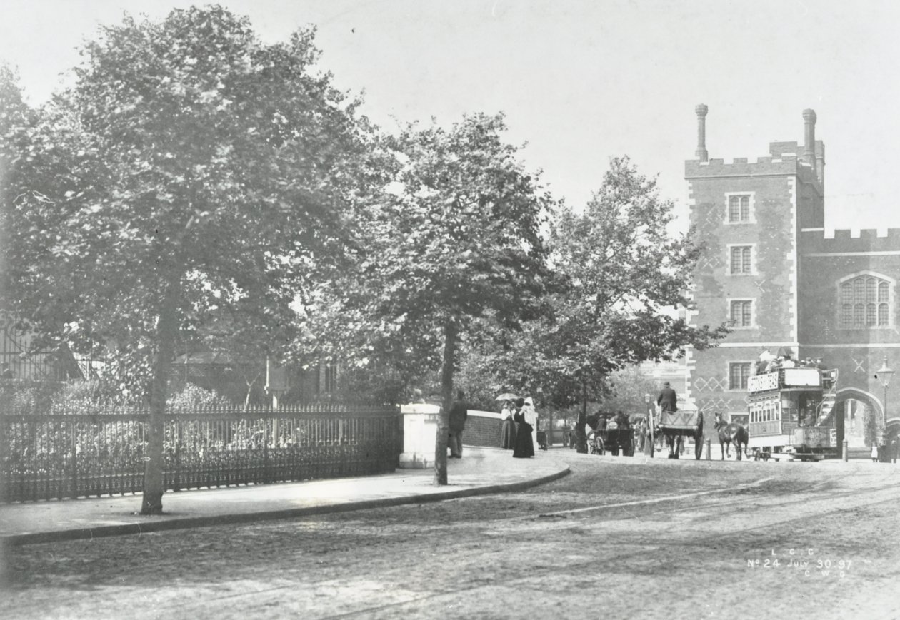 Lambeth Bridge: indfaldsvej med Lambeth Palace i baggrunden, 1897 af English Photographer